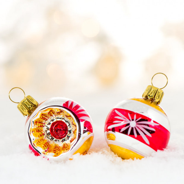 Mini julekugle og reflektor i rød, guld og sølv
